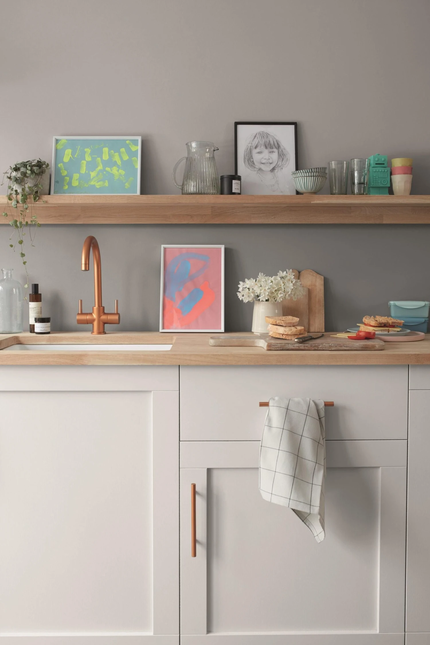 Dulux Easycare Chic Shadow Matt Emulsion Paint, 5L 3 Dulux Easycare Chic Shadow Matt Emulsion Paint, 5L - Image 3