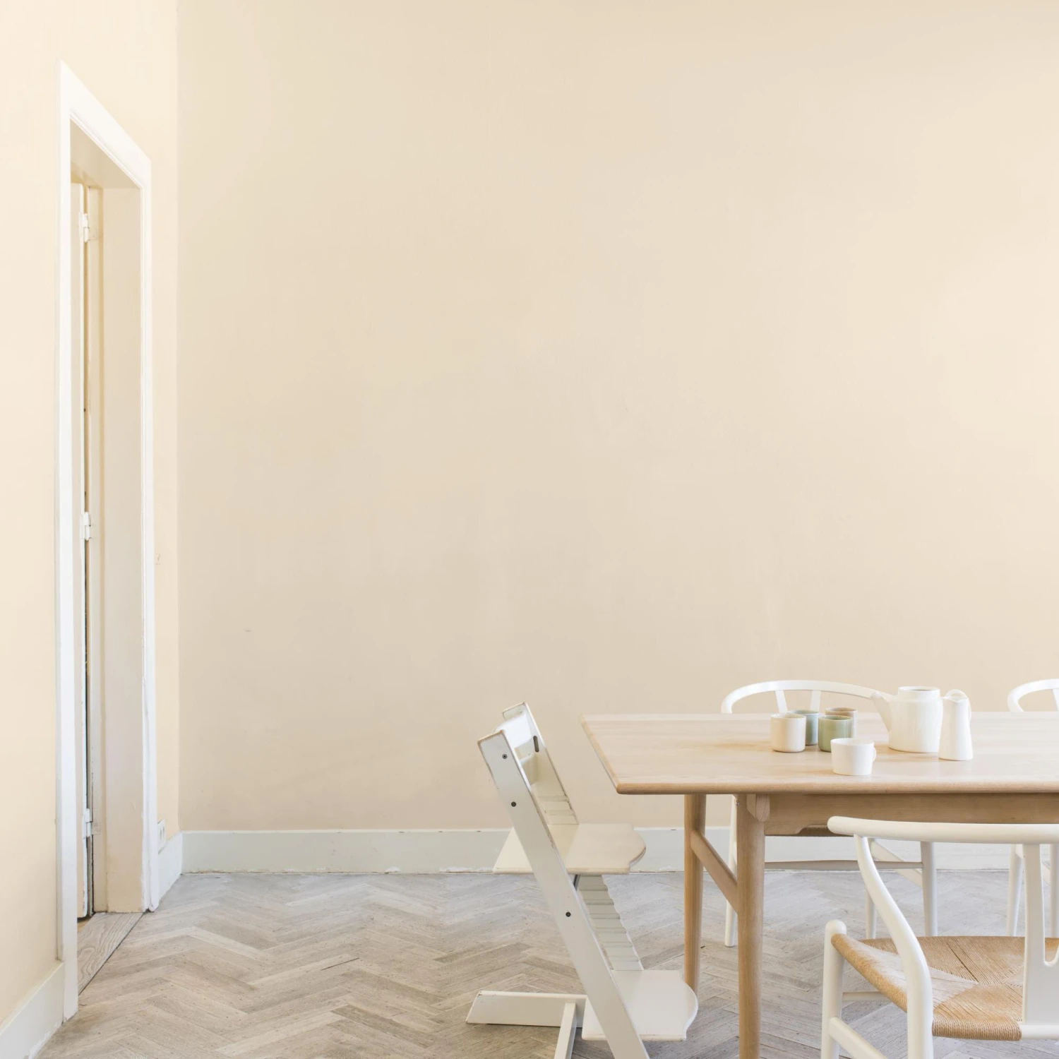 Dulux Easycare Magnolia Matt Emulsion Paint, 5L 6 Dulux Easycare Magnolia Matt Emulsion Paint, 5L - Image 6