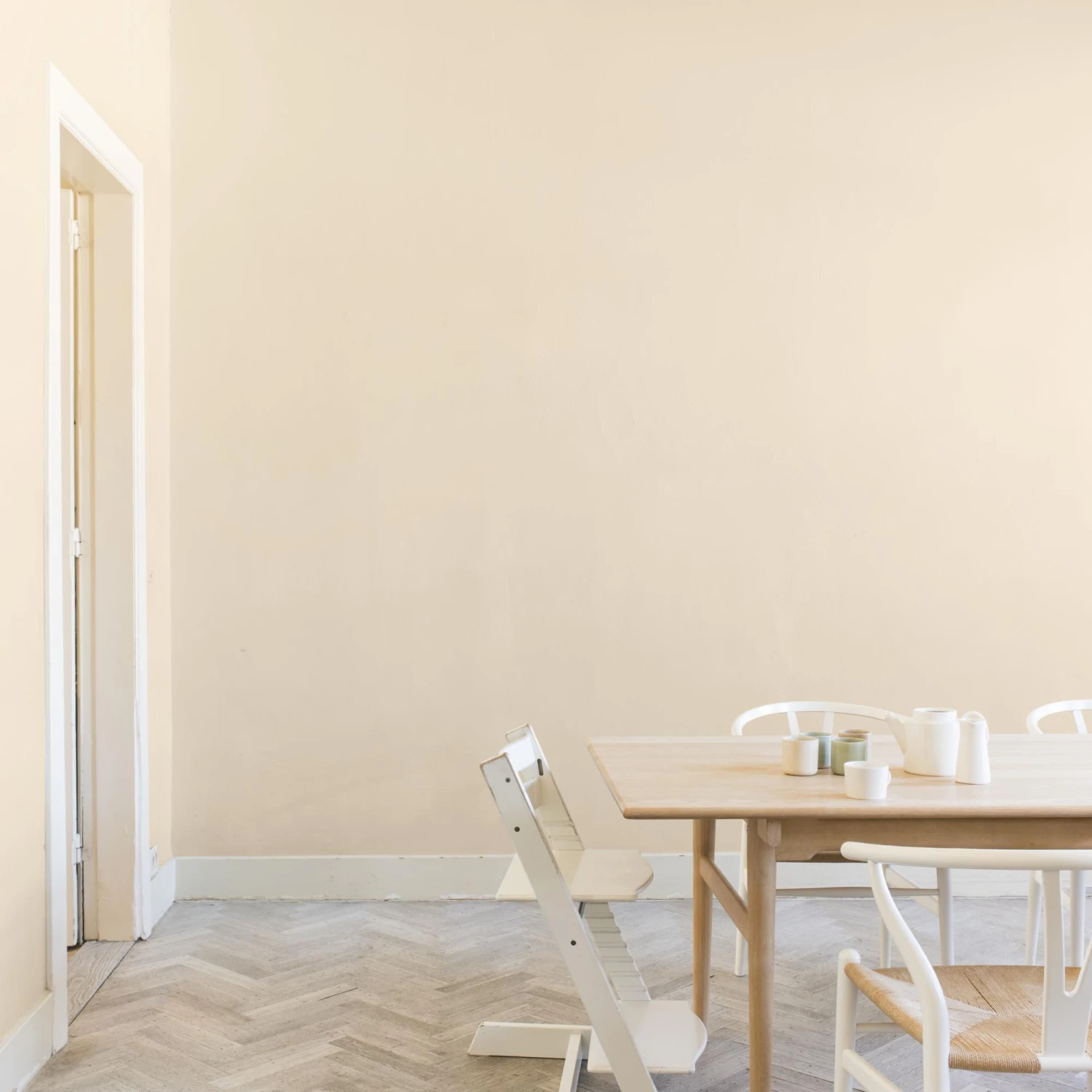 Dulux Trade Magnolia Silk Emulsion Paint, 10L 5 Dulux Trade Magnolia Silk Emulsion Paint, 10L - Image 5