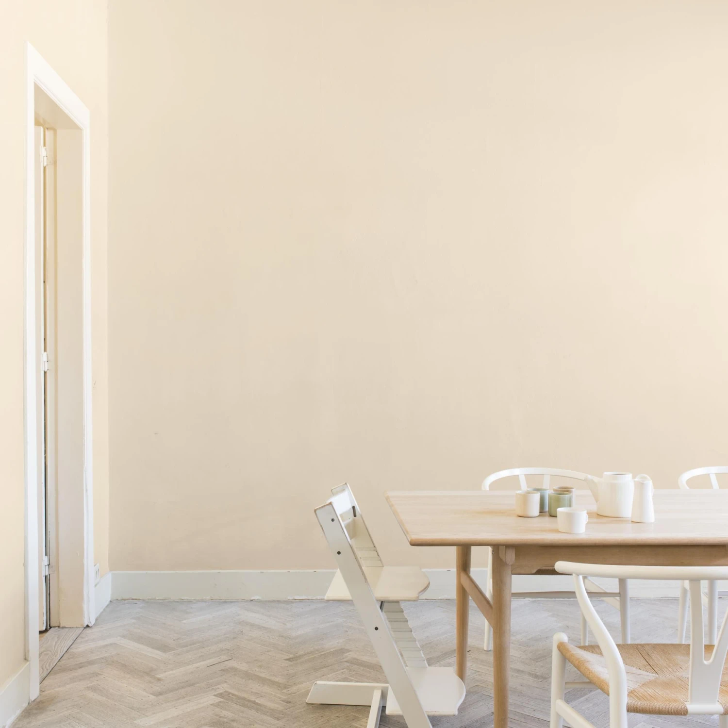 Dulux Trade Magnolia Silk Emulsion Paint, 5L 4 Dulux Trade Magnolia Silk Emulsion Paint, 5L - Image 4