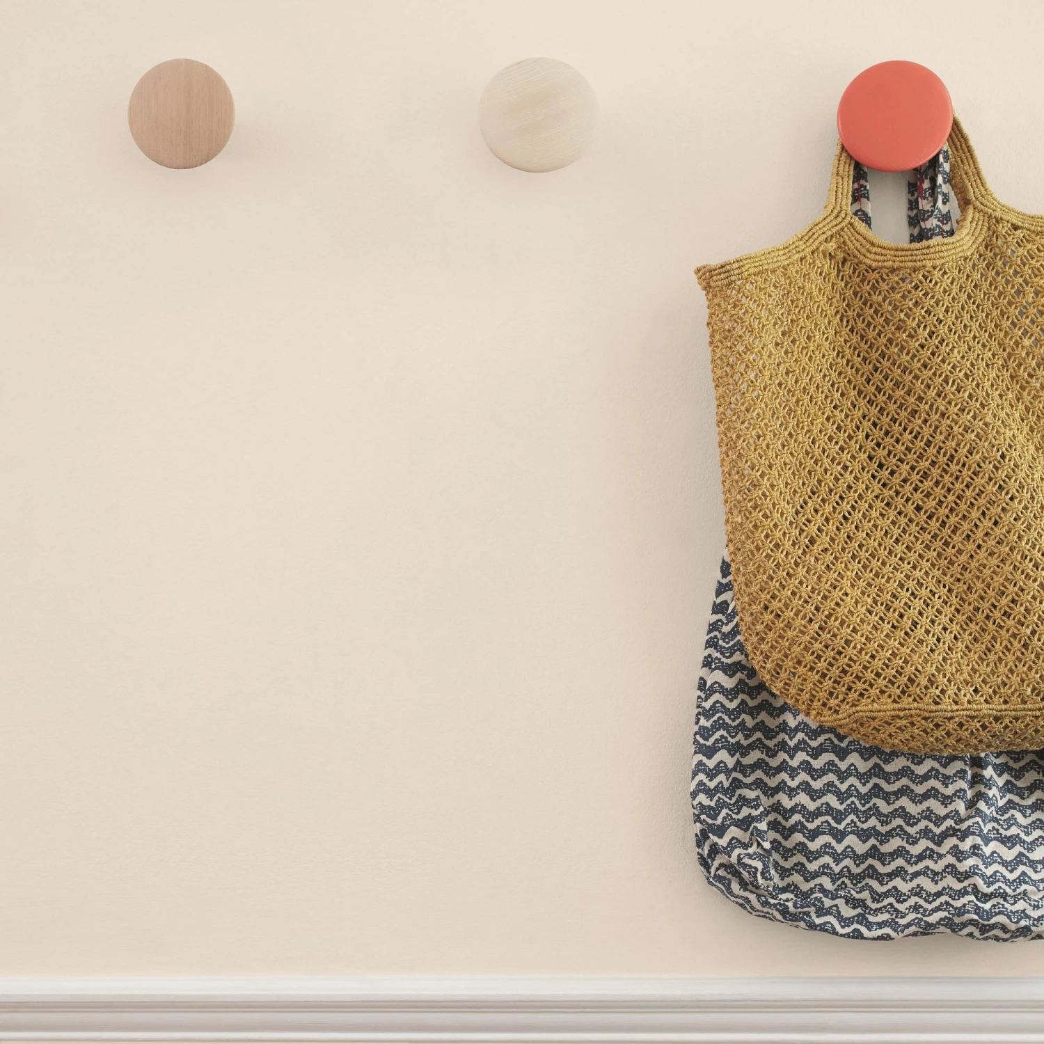 Dulux Walls & Ceilings Gentle Fawn Silk Emulsion Paint, 2.5L 4 Dulux Walls & Ceilings Gentle Fawn Silk Emulsion Paint, 2.5L - Image 4