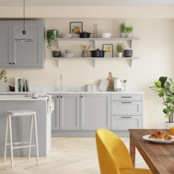 Dulux Walls & Ceilings Ivory Lace Silk Emulsion Paint, 5L -Dulux dulux walls ceilings ivory lace silk emulsion paint 5l5010212495568 05i bq